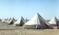 砂漠の中の赤十字のテント